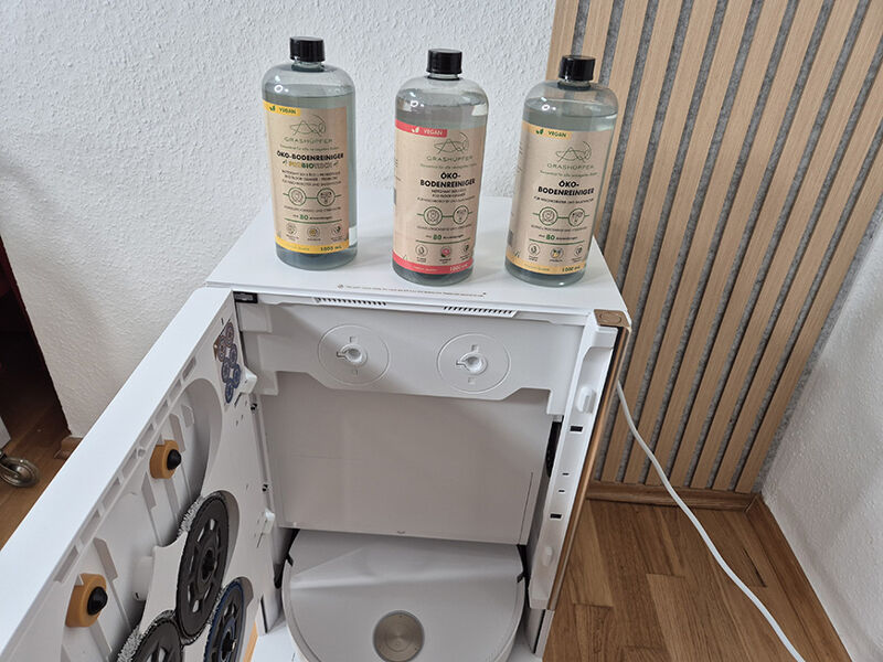 Unterschiedliche Wischroboter Reiniger von Grashüpfer sind zu sehen.